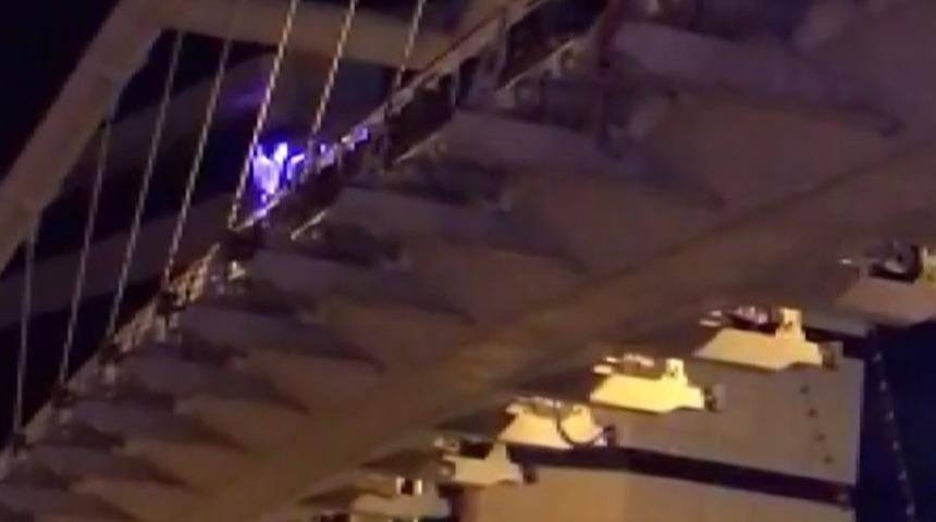 Akan trafikte kendini &uuml;st ge&ccedil;itten aşağıya attı