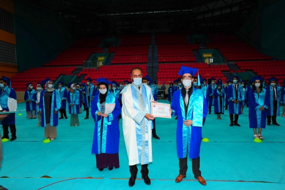 YY&Uuml;&rsquo;de mezuniyet sevinci