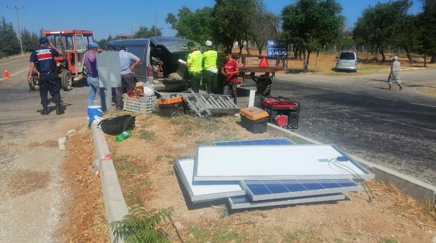 Denizli&rsquo;de hafif ticari ara&ccedil; ile trakt&ouml;r &ccedil;arpıştı: 5 yaralı