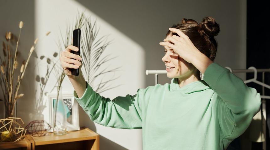 Bu taktiklerle tüm selfielerde çok daha güzel çıkacaksınız! Fenomenler de kullanıyor...