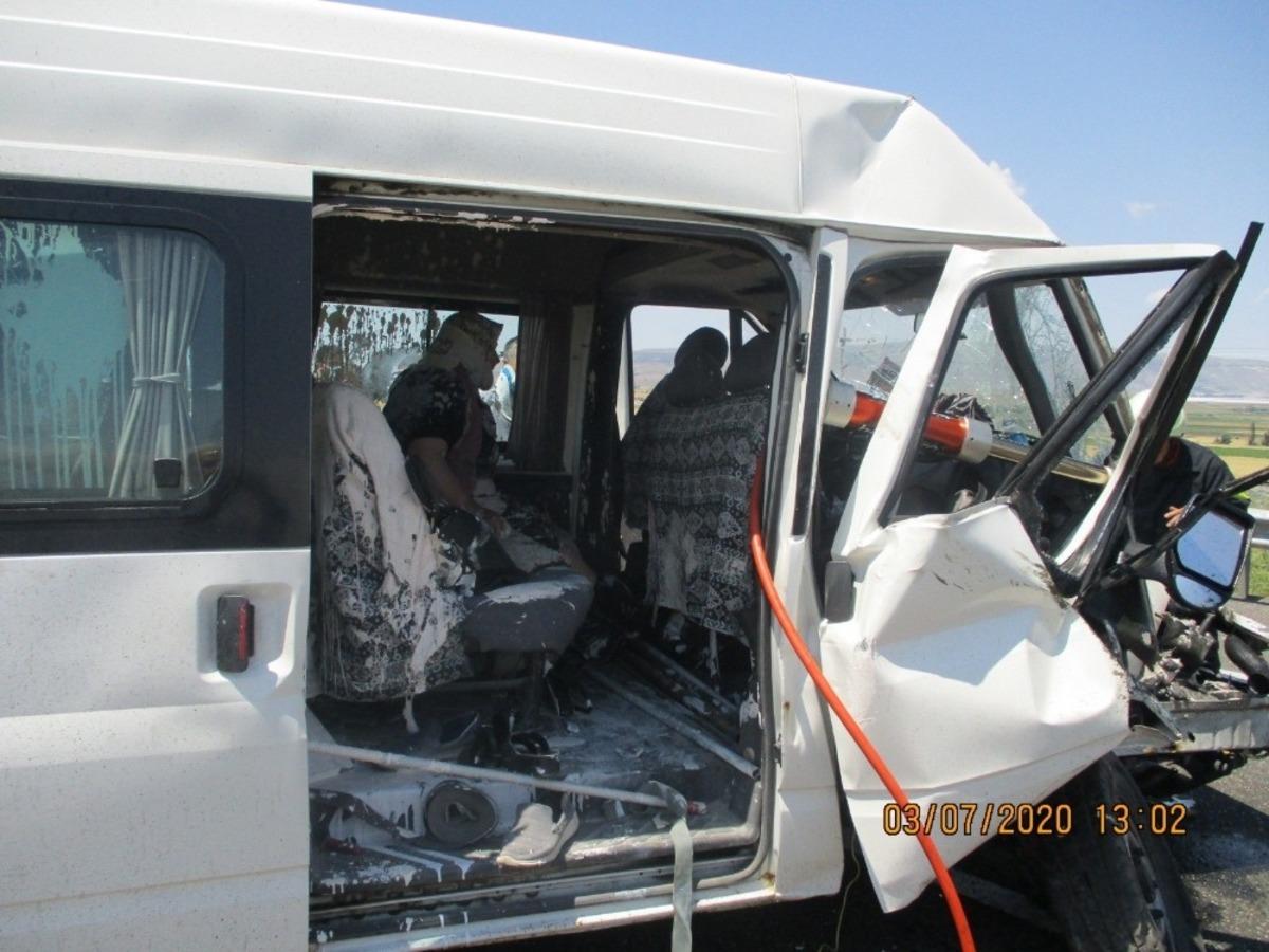 İş makinesi ile minib&uuml;s &ccedil;arpıştı: 6 yaralı