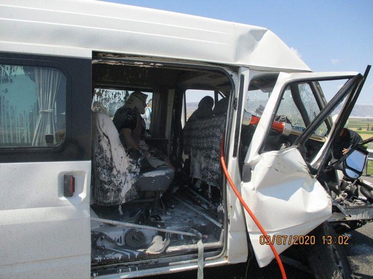 İş makinesi ile minibüs çarpıştı: 6 yaralı G1