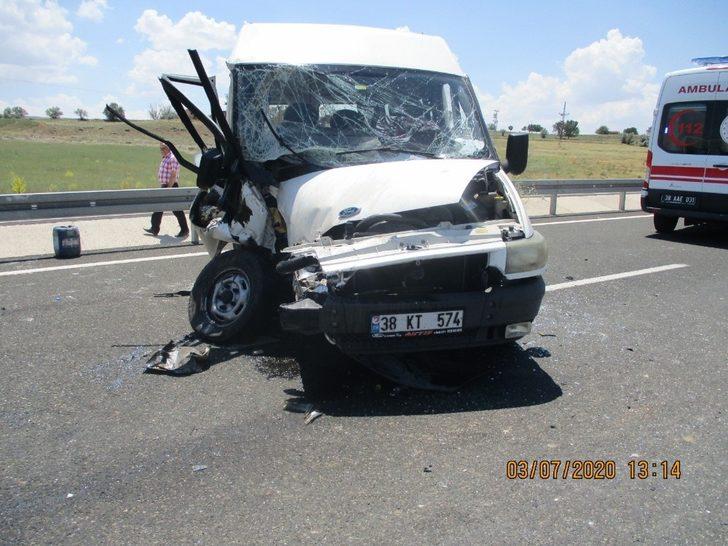 İş makinesi ile minibüs çarpıştı: 6 yaralı G2