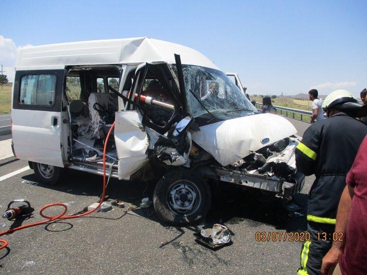 İş makinesi ile minibüs çarpıştı: 6 yaralı G3