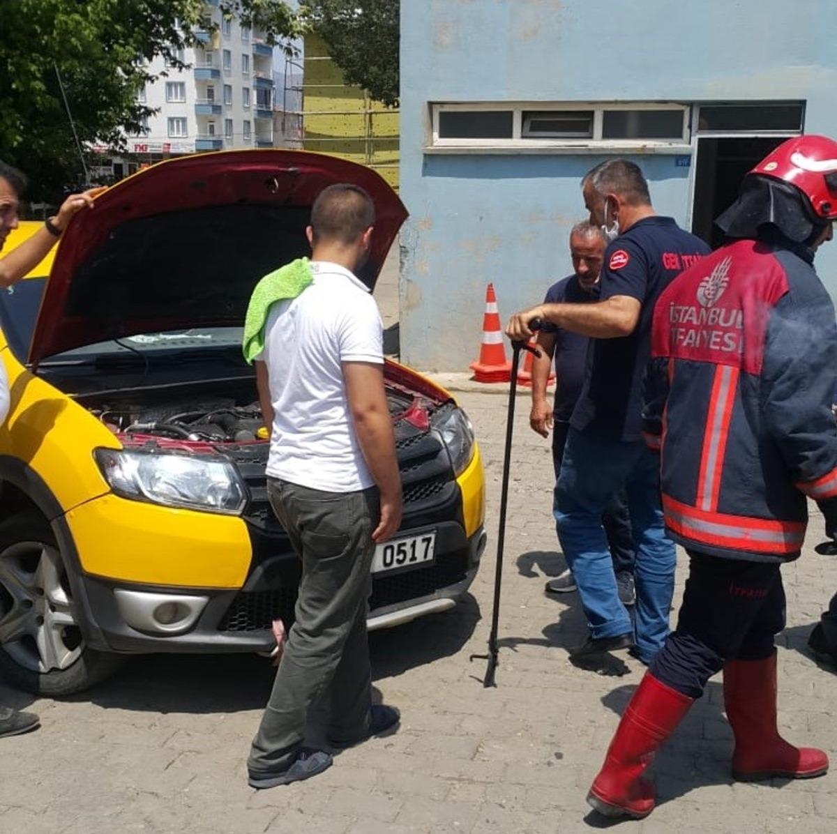 Taksinin motoruna yılan girdi