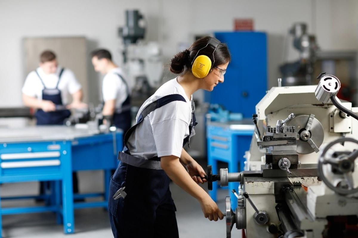 Coşkun&ouml;z Eğitim Vakfı, Meslek Edindirme Programı&rsquo;nda ilklere imza atıyor