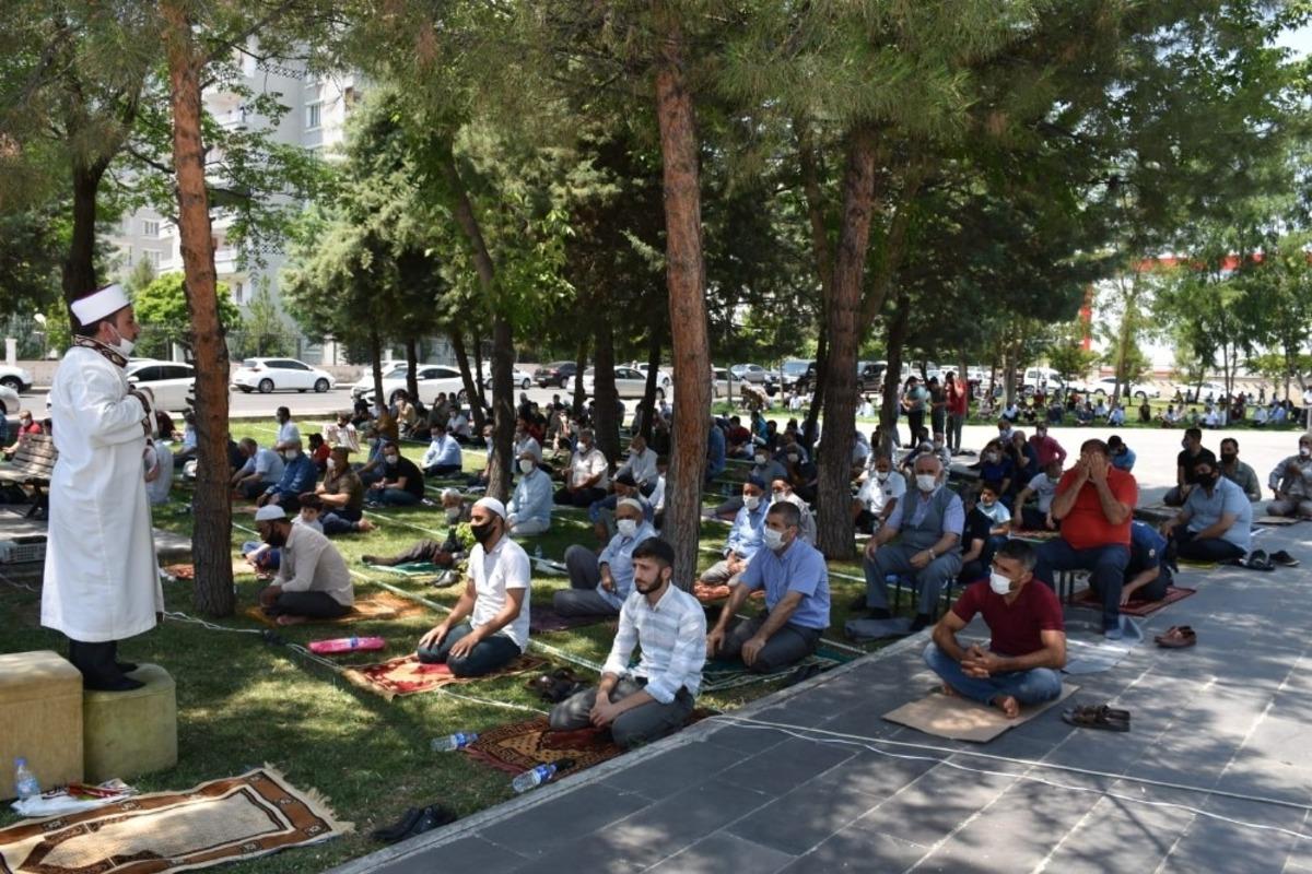 Başkan Beyoğlu cuma namazını vatandaşlarla birlikte sosyal mesafeye uyarak kıldı