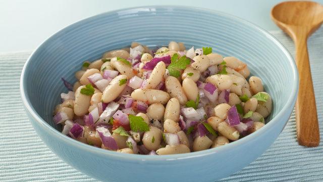 Köftenin yanına eşi benzeri olmayan bir tat: Kırmızı biberli ve ançuezli piyaz