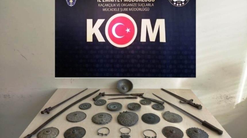 Ellerindeki tarihi eserleri satmaya çalışırken yakalandılar