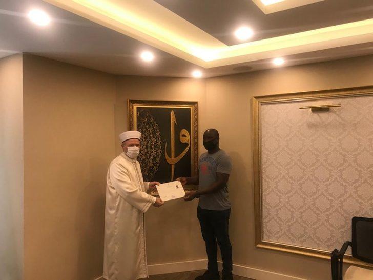 Türkiye’ye okumak için gelen Afrikalı adam Müslüman oldu G1