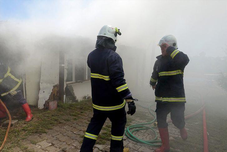 Kırklareli'nde bağ evi yanarak kullanılamaz hale geldi G3
