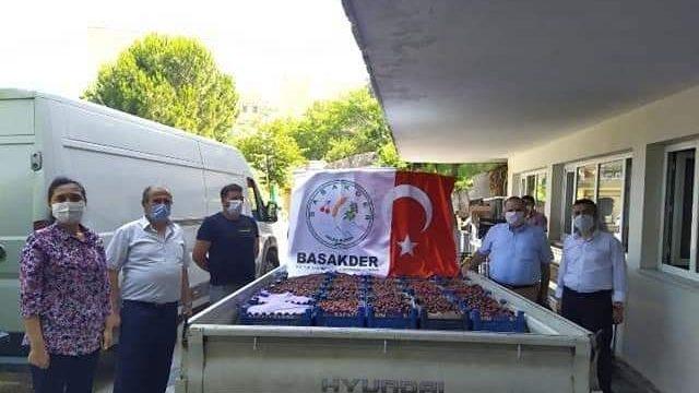 Bursa’da sağlık çalışanları için kiraz topladılar