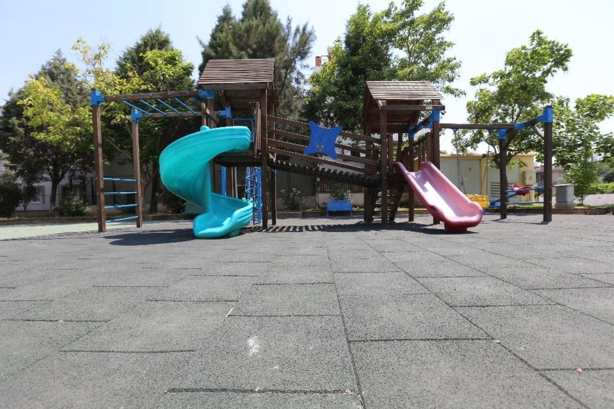 Efeler Belediyesi parkları kau&ccedil;uk zeminle kapladı