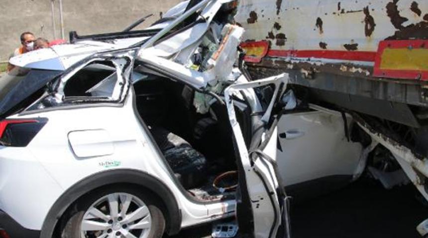 Toplantıya gidiyorlardı! Lüks cip ok gibi saplandı