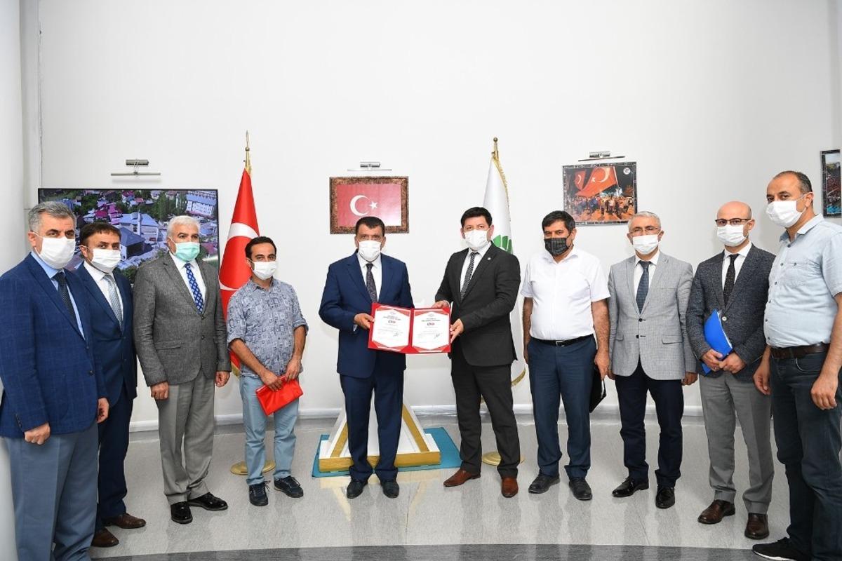 Covid-19&rsquo;a karşı ilk g&uuml;venli hizmet belgesi Malatya&rsquo;ya verildi