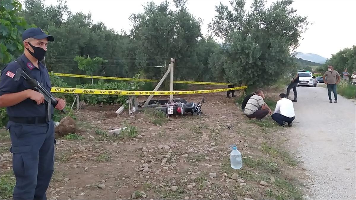 Sakarya'da motosikletiyle bağ direğine &ccedil;arpan gen&ccedil; hayatını kaybetti