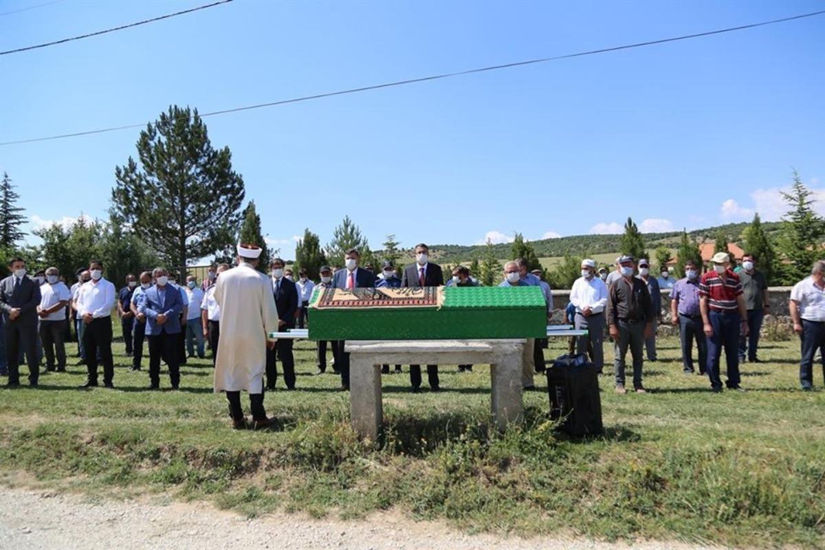 Vali &Ccedil;elik, şehit babası Yaşar Yıldız&rsquo;ın cenaze t&ouml;renine katıldı