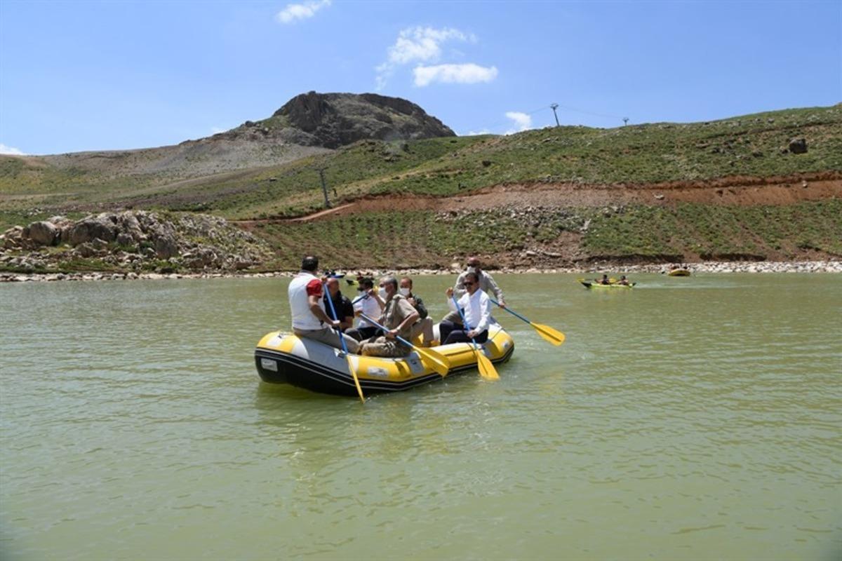 Vali Akbıyık sporcularla birlikte rafting ve kano yaptı
