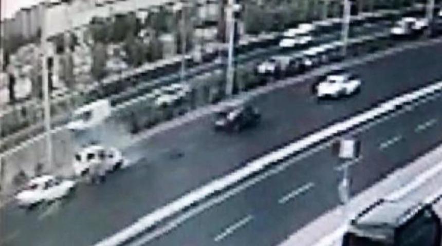 Otomobili sıkıştırılınca direğe çarptı! Durumu ağır