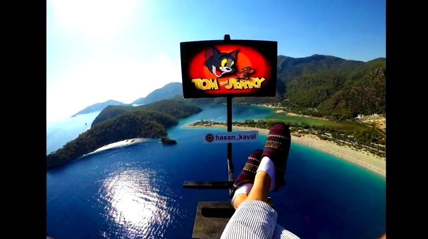 Ölüdeniz'de 'koltukla' uçtu, televizyon izledi