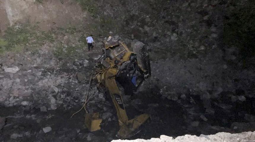 G&uuml;m&uuml;şhane'de yol yapımı sırasında heyelan: 2 kişi hayatını kaybetti
