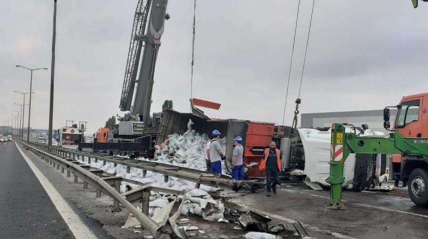 TEM Otoyolu'nda toprak y&uuml;kl&uuml; TIR devrildi, yol ulaşıma kapandı