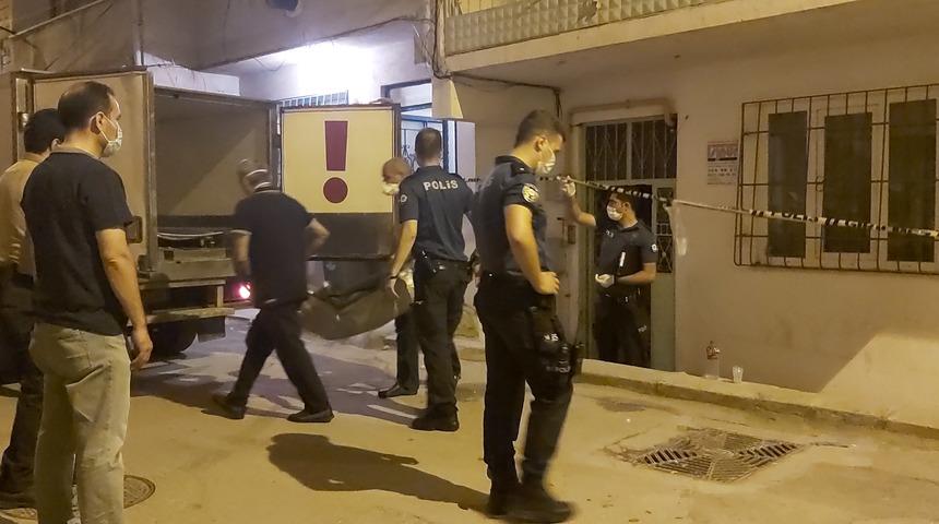 Komşuların haber vermesiyle eve geldi, eşi ve iki &ccedil;ocuğunun cansız bedeniyle karşılaştı