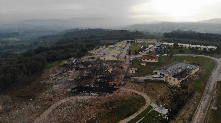 Fabrikadaki patlamada kaybolan 3 kişi aranıyor... Sabahın ilk ışıklarıyla &ccedil;alışmalar hızlandı