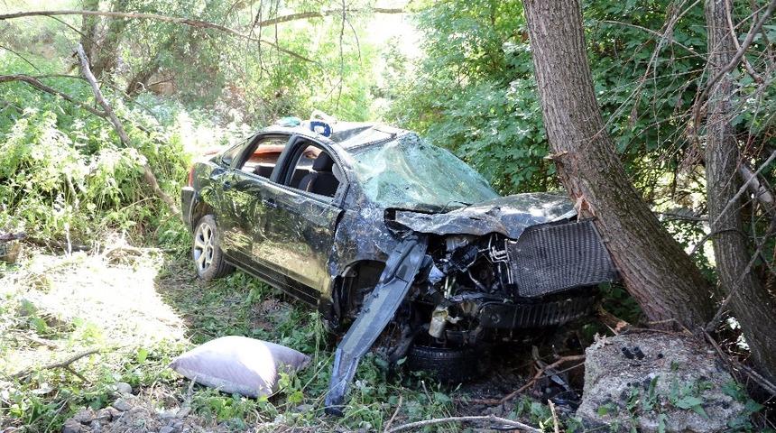 Otomobil 50 metre yükseklikten dere yatağına yuvarlandı: 5 yaralı