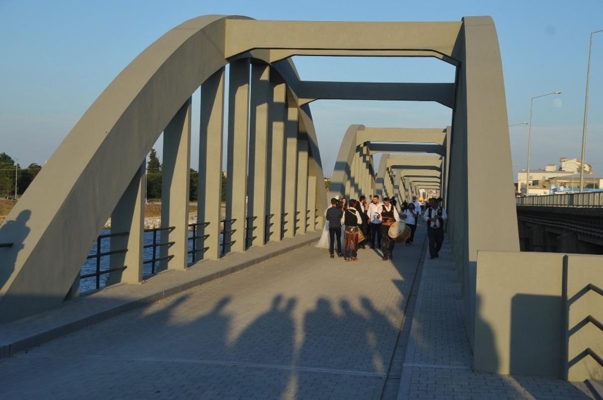 Bu k&ouml;pr&uuml;den ge&ccedil;meyen gelin, d&uuml;ğ&uuml;n salonuna gitmiyor