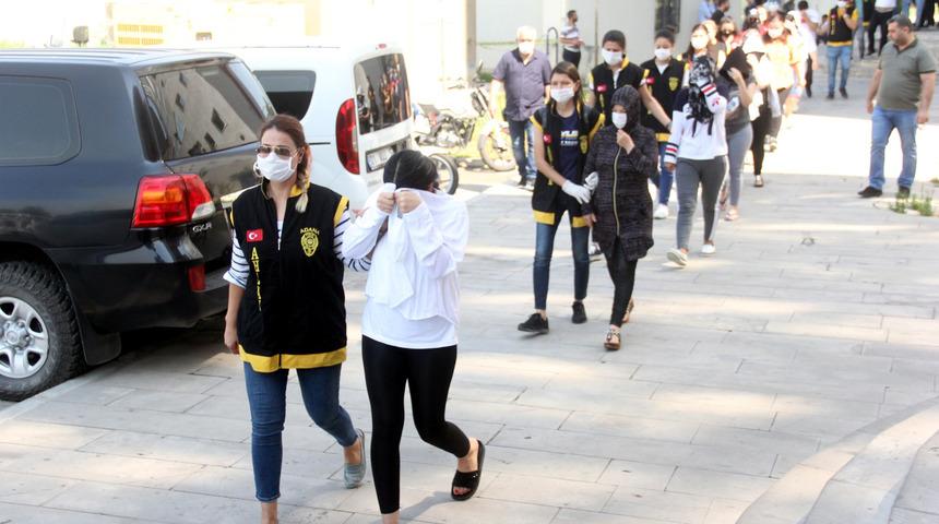 &Ccedil;ocukları fuhşa s&uuml;r&uuml;kleyen şebeke, kadınların fotoğraflarından katalog yapmış