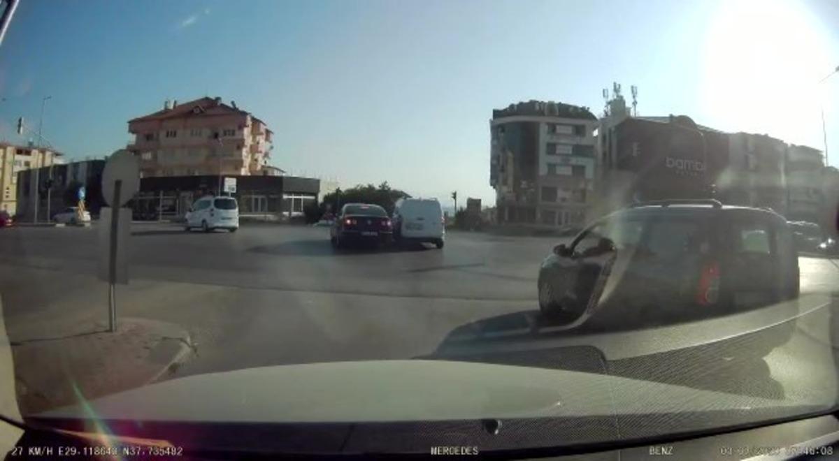 Dikkatsiz s&uuml;r&uuml;c&uuml; yanındaki otomobili &ccedil;arpınca fark etti