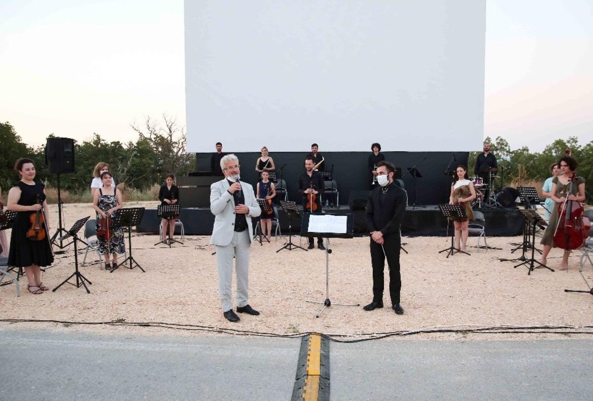 Nil&uuml;fer&rsquo;de arabalı sinema nostaljisine konserli final