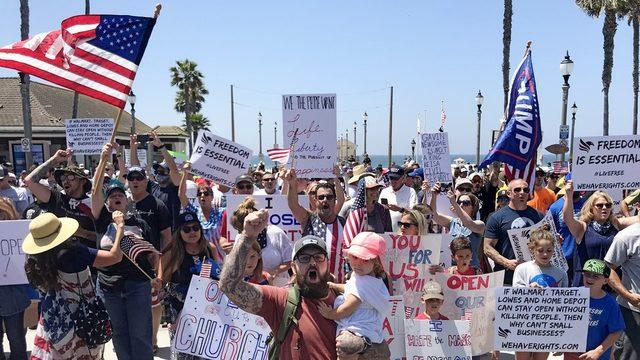 California'da sahillerin kapatılması protesto edildi