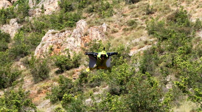 Yarasa adam, saatte 200 kilometre hızla hedefin ortasından ge&ccedil;ti