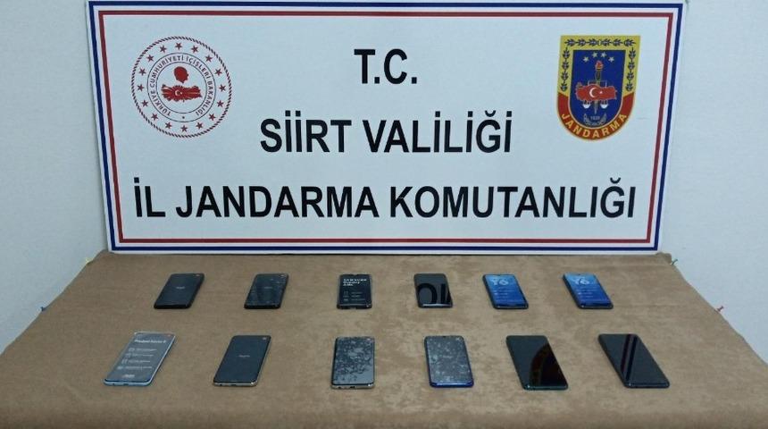 Siirt&rsquo;te 12 adet ka&ccedil;ak cep telefonu ele ge&ccedil;irildi