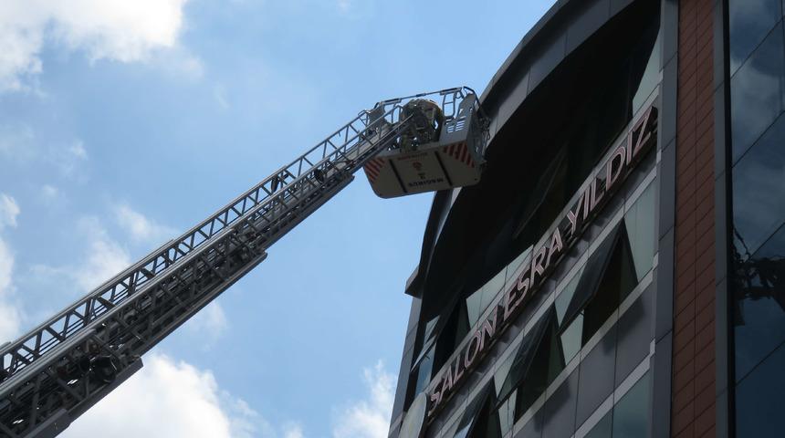 Sultanbeyli'de d&uuml;ğ&uuml;n salonunda yangın