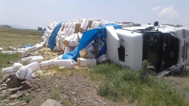 Bingöl’de saman yüklü kamyon devrildi: 1 yaralı