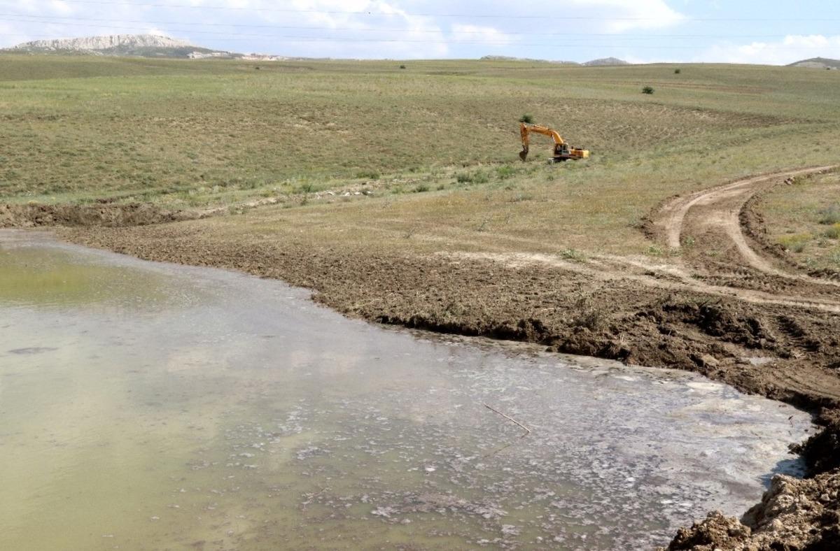 Van B&uuml;y&uuml;kşehir Belediyesi selin yaralarını sarıyor