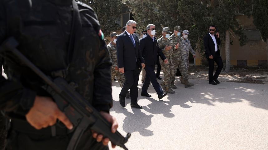 Bakan Akar: Fransa T&uuml;rkiye'den &ouml;z&uuml;r dilemeli