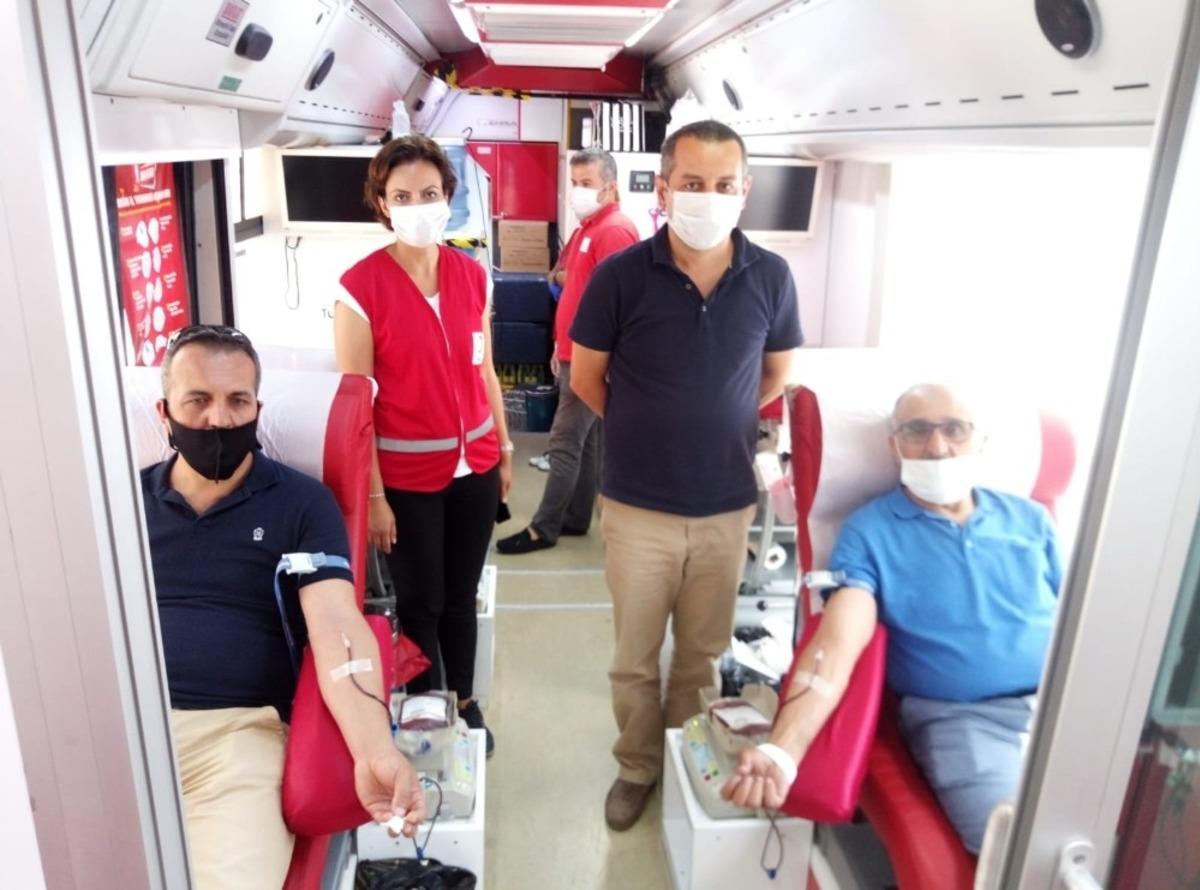 Muhtarlar g&ouml;n&uuml;ll&uuml; kan bağışında bulundu