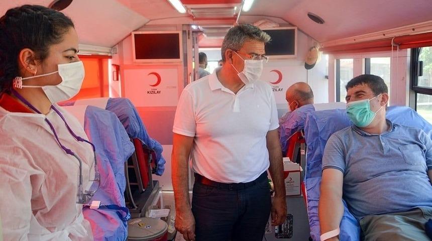 Başkan G&uuml;ler, kan bağışı noktasını ziyaret etti