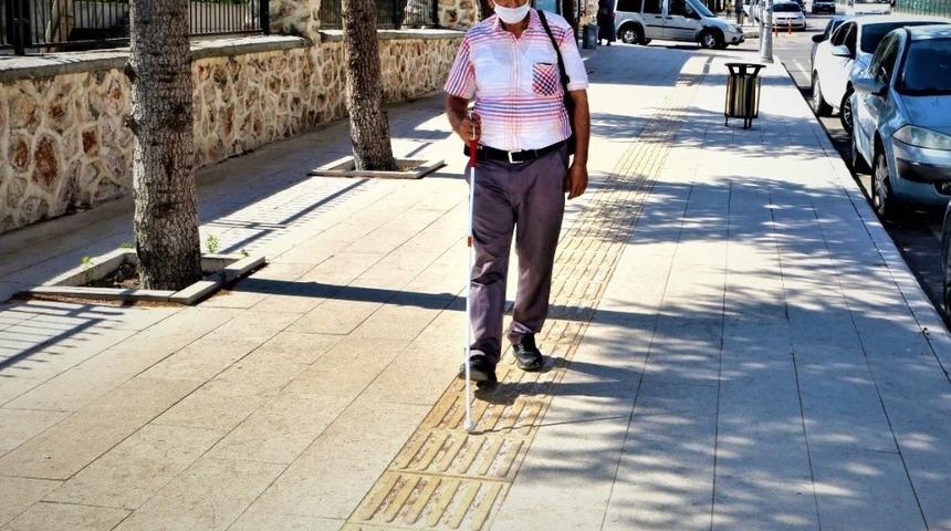 Elazığ&rsquo;da  kaldırımlar, g&ouml;rme engelliler i&ccedil;in uygun hale getiriliyor