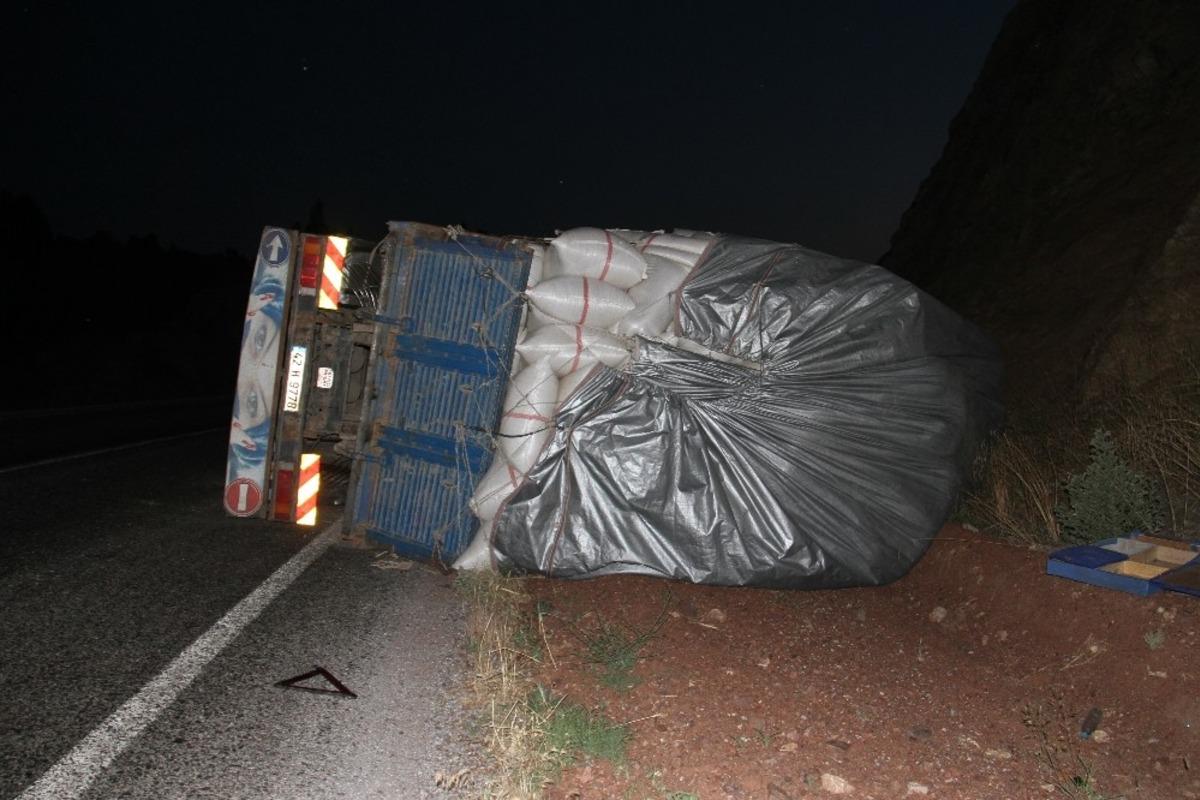 Konya&rsquo;da saman y&uuml;kl&uuml; kamyon devrildi: 2 yaralı