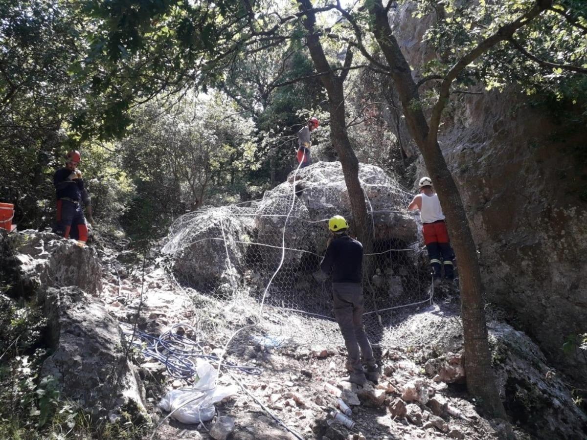 Bursa İznik&rsquo;te d&uuml;şme tehlikesi bulunan dev kaya &ccedil;elik tellerle sarıldı