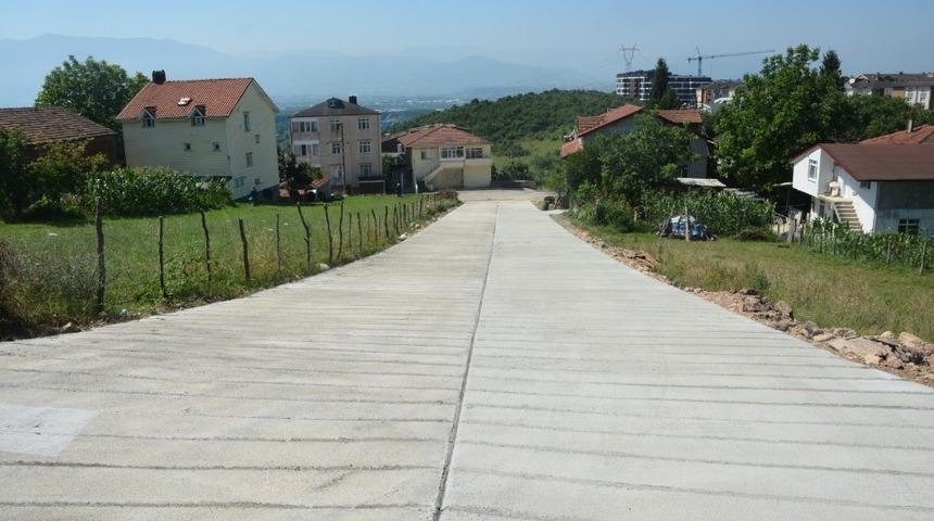İzmit Belediyesi toprak yoldaki ulaşım problemini &ccedil;&ouml;zd&uuml;