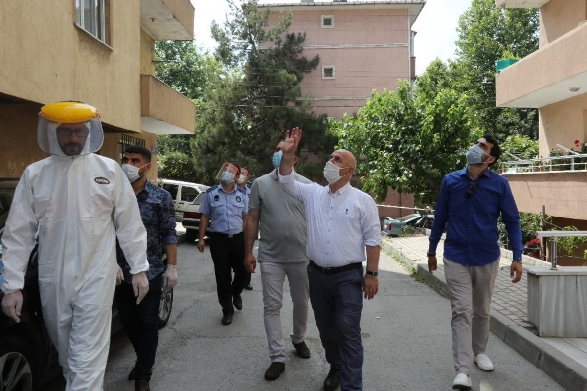 Başkan Bıyık, karantina altındaki sokağı ziyaret etti