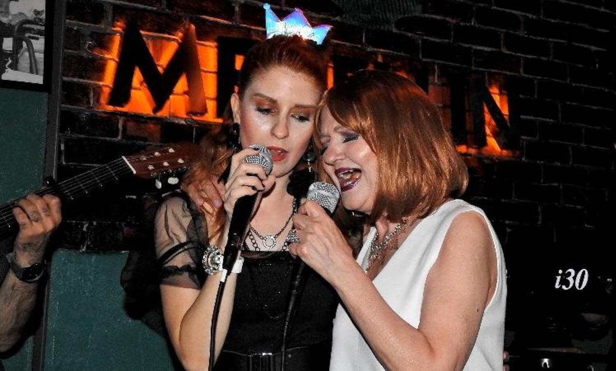 G&uuml;lden Karab&ouml;cek kızı Nur ile &Ccedil;eşme&rsquo;de d&uuml;et yaptı