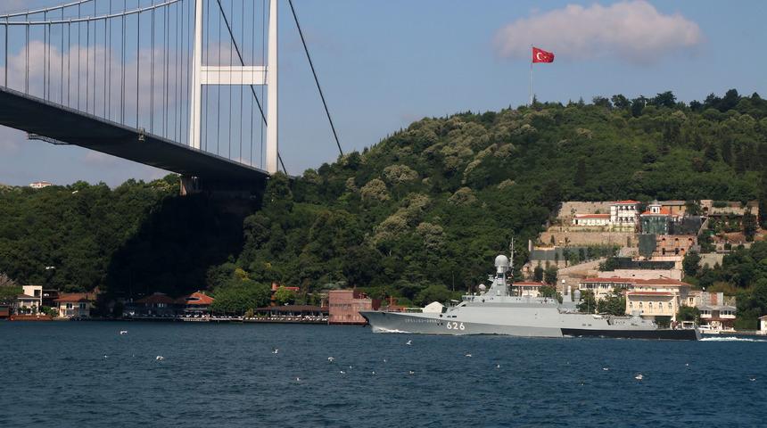 Rus savaş gemisi İstanbul Boğazı'ndan ge&ccedil;ti