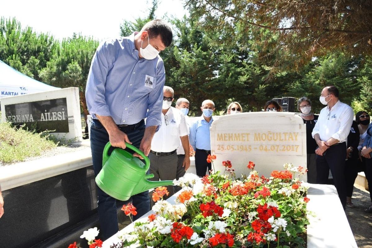 Eski Bakan Moğultay vefatının 3&rsquo;&uuml;nc&uuml; yılında kabri başında anıldı